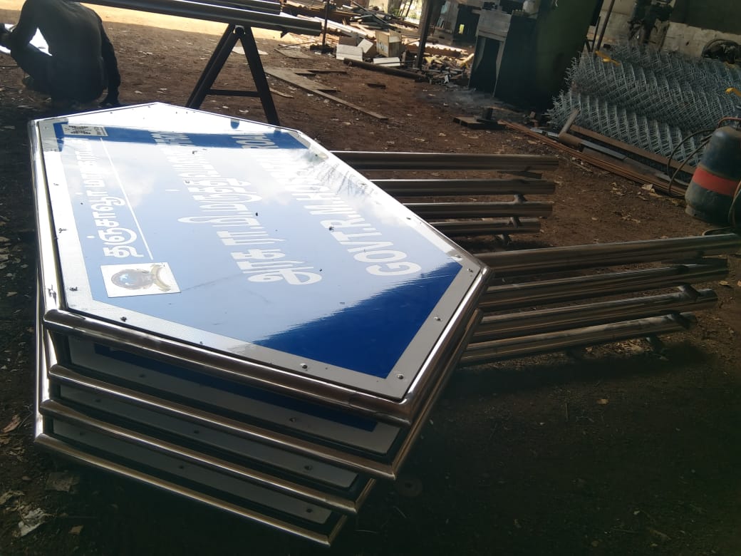Double arrow signboard support